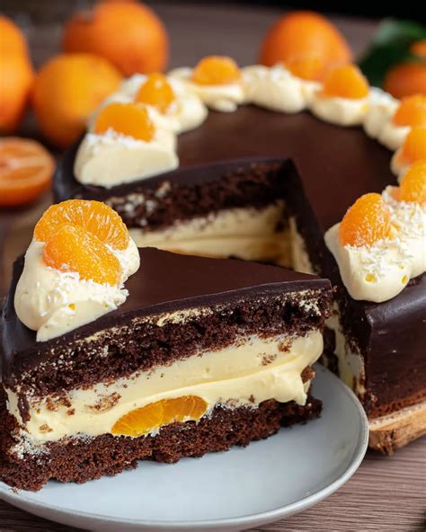 Infografik: Aufbau der Lebkuchen-Torte mit drei Biskuitböden, Paradiescreme-Füllung und Mandarinen