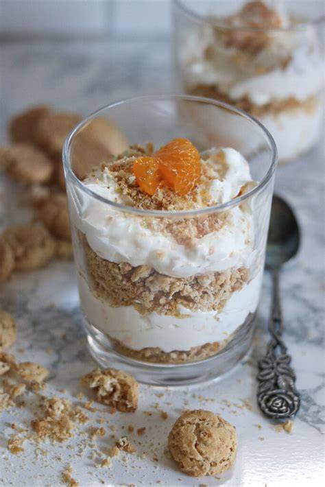 Infografik: Aufbau des Mandarinen-Desserts - Schichten von Boden, Creme, Mandarinen und Deko