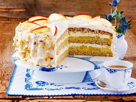 Infografik: Aufbau einer Apfel-Haselnuss-Torte - Teigschicht, Apfelbelag, Streusel, Backofen