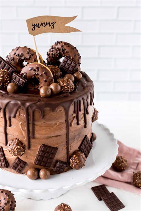 Infografik: Aufbau einer Nutella-Schokoladentorte mit Frosting und Drip