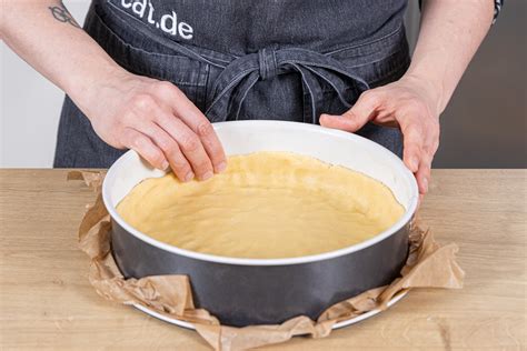 Infografik: Aufbau einer Quarktorte mit Früchten (Boden, Quarkcreme, Obst, Guss)