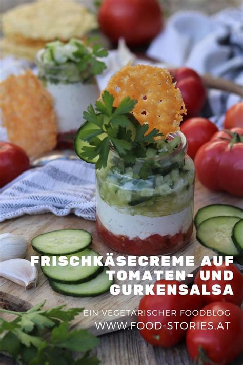 Infografik: Aufbau eines Dessertglases mit Frischkäsecreme, Apfelwürfeln und Streuseln