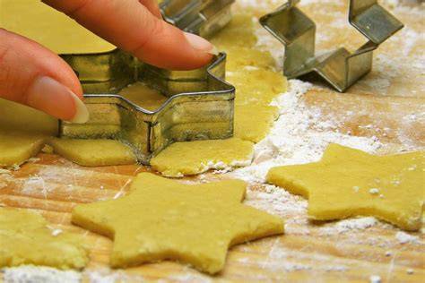 Infografik: Aufbau eines Marzipan-Herzen-Plätzchens - Teig, Ausstechen, Vertiefen, Backen
