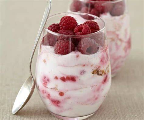 Infografik: Aufbau eines Schichtdesserts mit Mascarponecreme, Amarettini und Himbeeren