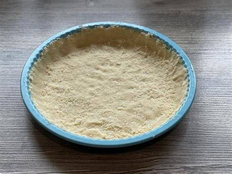 Infografik: Aufbau eines typischen Puddingkuchens (Teigboden - Puddingfüllung - Streusel)