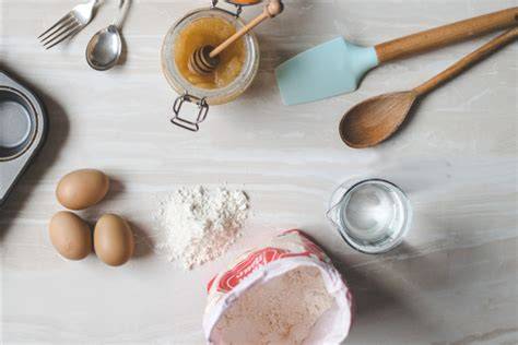 Infografik: Backzutaten und Utensilien für klassische Kuchen