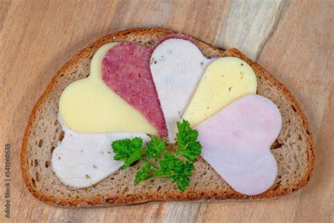 Infografik: Beispiele salzarmer Alternativen in Brot, Wurst, Käse und Fertigprodukten