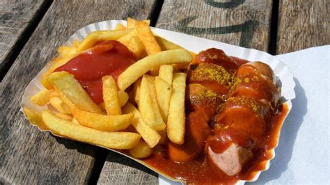 Infografik: Berliner vs. Ruhrgebiets-Currywurst - Wurst, Sauce, Beilagen
