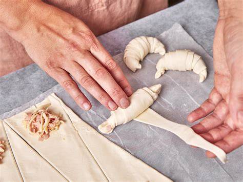 Infografik: Croissant-Formen - Dreiecke, Einschneiden, Aufrollen, Position der Spitze