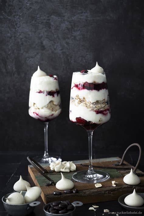 Infografik: Dessert-Schichten aus Waldbeeren, Vanillecreme und Baiser