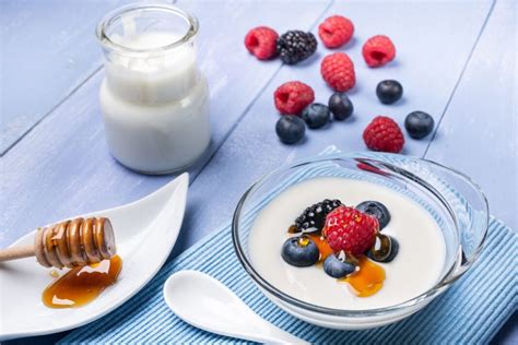 Infografik: Einfluss von Früchten und Joghurt auf Farbe und Konsistenz des Eises