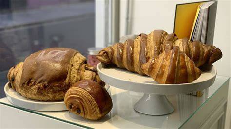 Infografik: Historischer Ursprung des Croissants und Stationen des Degustationsmenüs von BohoX