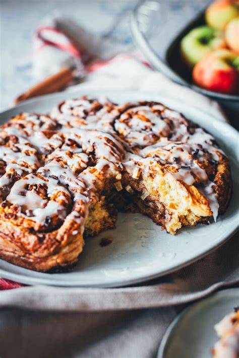 Infografik: Klassischer Hefeteig vs. schneller Scone-Teig für Apfelschnecken