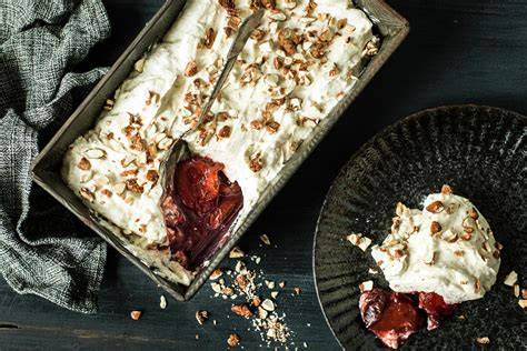 Infografik: Lebkuchen Mousse Schichtaufbau mit Zwetschgen