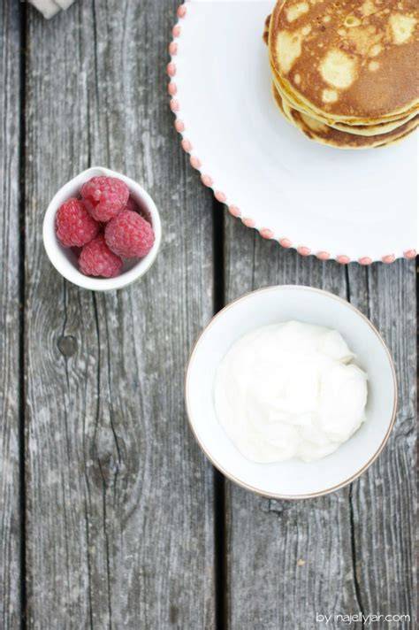 Infografik: No-Bake-Cheesecake Workflow mit Schoko-Ganache, Frischkäsecreme und Himbeeren