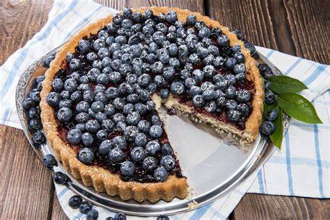 Infografik: Schichtaufbau einer Heidelbeer-Tarte mit Mandeln-Mürbeteig und Vanillecreme