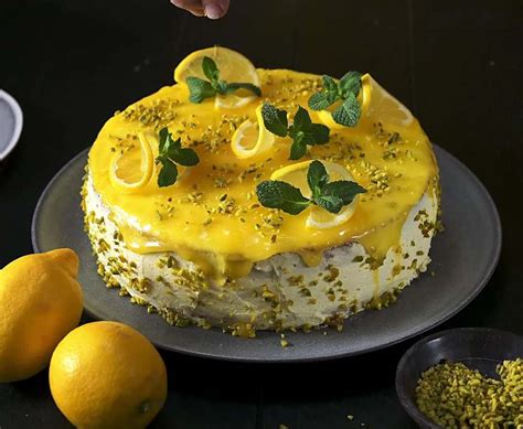 Infografik: Schichtenaufbau der Limoncello-Torte (Boden, Creme, Lemon Curd, Deko)