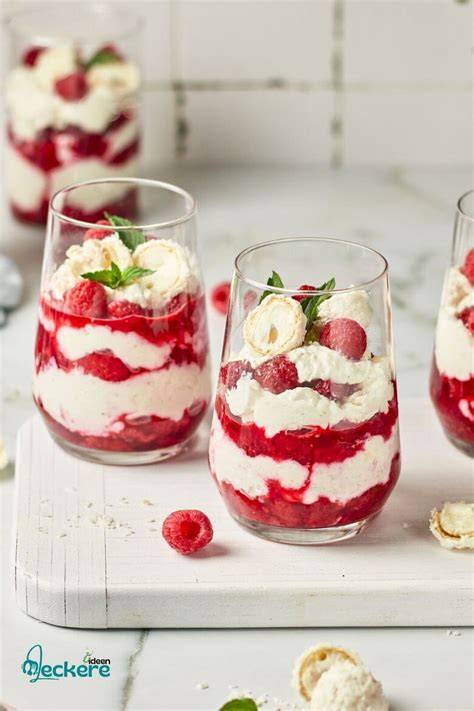 Infografik: Schichtfolge Raffaello-Creme und Himbeeren im Glas