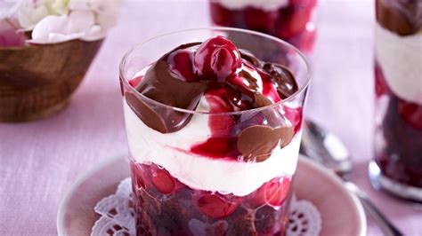 Infografik: Schichtfolge des Schwarzwälder Träumchen Desserts - von Boden bis Deckschicht