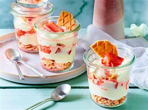 Infografik: Schichtfolge im Dessertglas - Boden, Creme, Kompott, wieder Creme