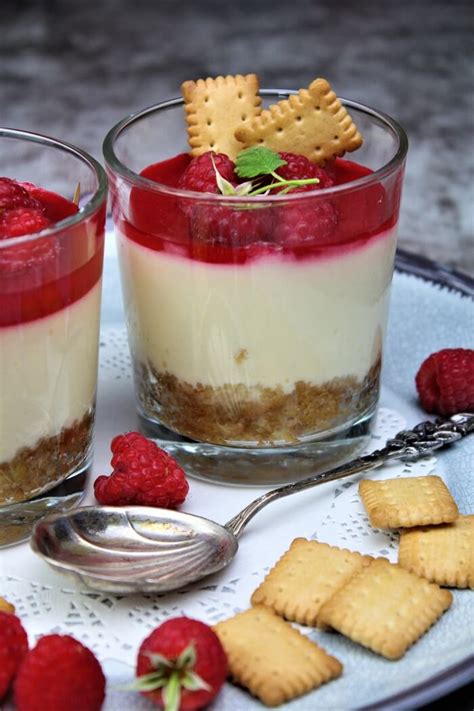 Infografik: Schichtweise Zubereitung Himbeer-Cheesecake im Glas