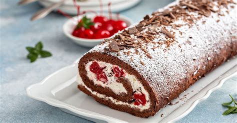 Infografik: Schritte Biskuit für Roulade - Aufschlagen, Unterheben, Backen, Stürzen, Einrollen