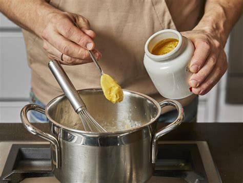 Infografik: Schritte Mehlschwitze - Butter, Mehl, Milch, Honig und Senf einrühren