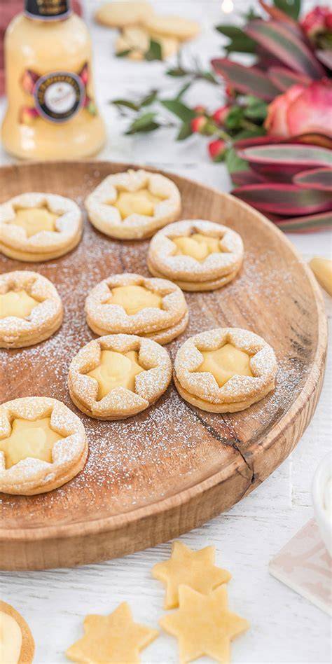 Infografik: Schritte für Eierlikörplätzchen mit Glasur - Teig, Ausstechen, Backen, Glasieren