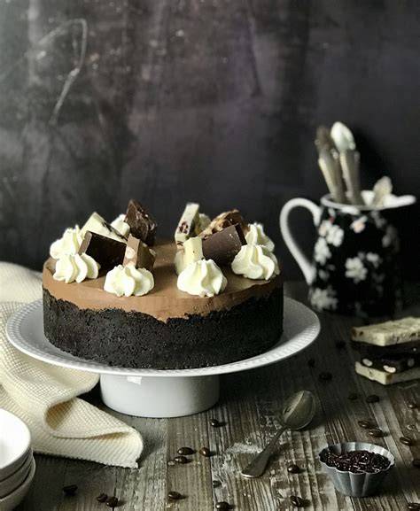 Infografik: Schritte für No‑Bake Schokoladen-Cheesecake vom Boden bis zur Deko