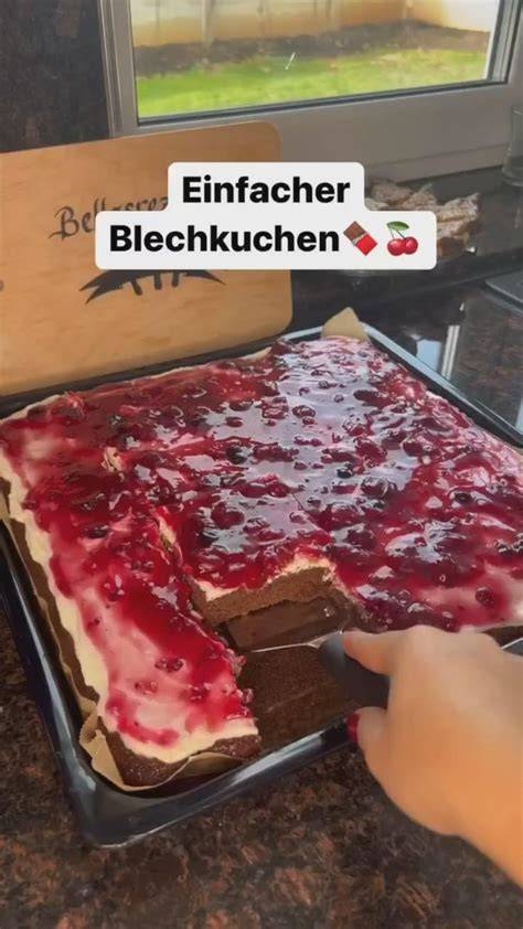 Infografik: Schritte für einfachen Obst-Blechkuchen (Rühren, Belegen, Backen)