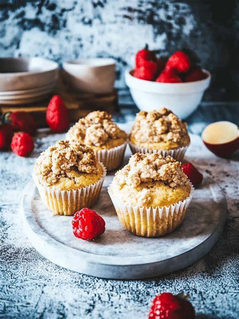 Infografik: Schritte für glutenfreie Erdbeer-Rhabarber-Muffins mit Streuseln