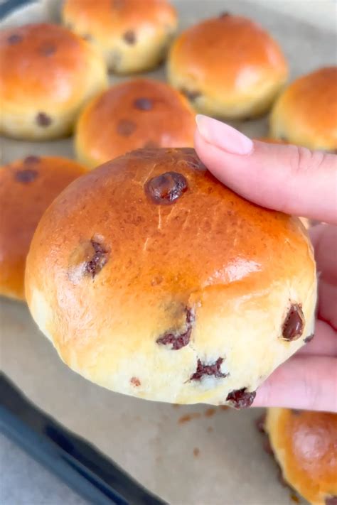 Infografik: Schritte von Hefemilch bis goldbraun gebackenen Schokobrötchen