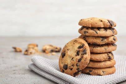 Infografik: Schritte zur Zubereitung der Erdnussbutter-Schoko-Cookies ohne Mehl