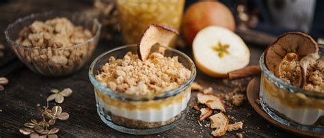 Infografik: Schritte zur Zubereitung von Bratapfel-Crumble im Glas