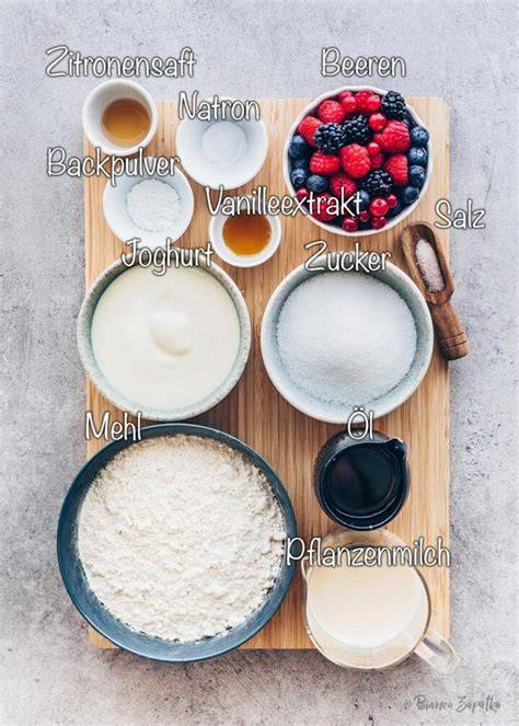 Infografik: Typische Obstboden-Bestandteile (Ei, Mehl, Öl, Joghurt, Backpulver, Beeren, Pudding)
