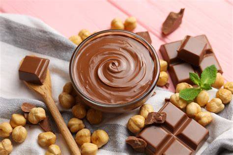 Infografik: Von Haselnuss zu Nuss-Nougat-Schokolade - Prozessschritte