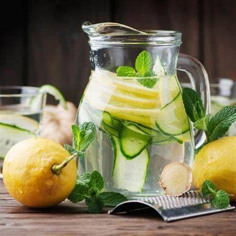 Infografik: Wasser mit Zitrone, Gurke, Minze und Ingwer - einfache Rezepte