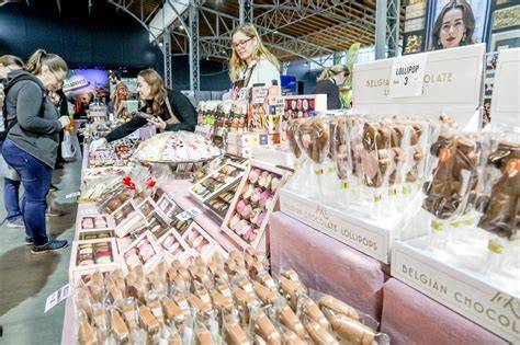 Infografik: Wege zur Schokoladenhülle - Von Bohne bis zur fertigen Praline
