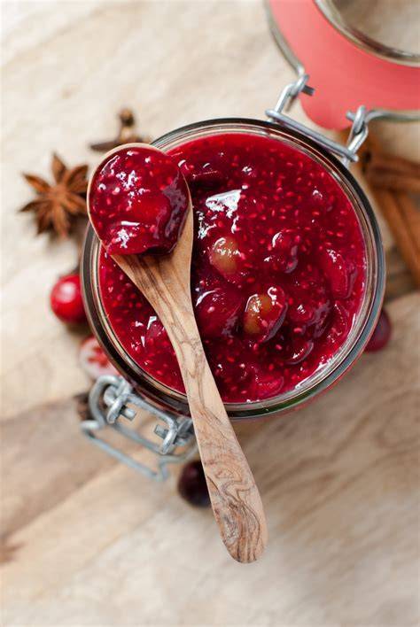 Infografik: Winterliche Varianten - Cranberry-Kompott, Orangenfilets, Zimt und Knusperhippe