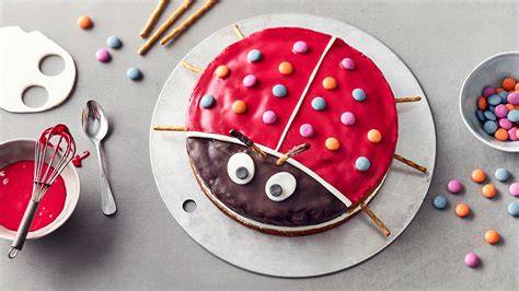 Infografik: Zutaten, Backzeiten und Deko-Elemente für Marienkäfer-Kuchen