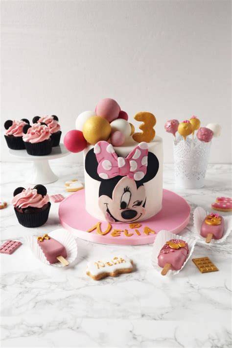 Infografik: Zutaten und Aufbau einer Minnie Maus Torte ohne Fondant