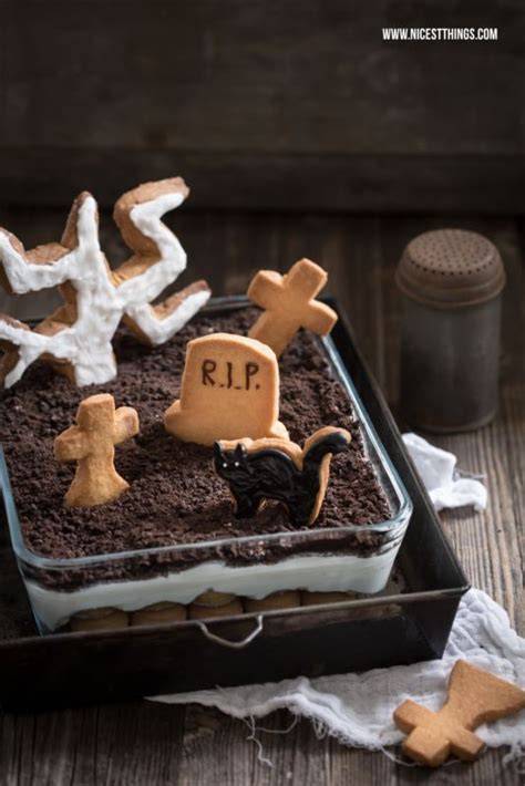 Infografik: Zutaten und Schichtung des Halloween Friedhof Desserts