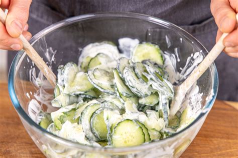 Infografik: Zwei Wege zum perfekten Gurkensalat - direkt vermengen vs. salzen