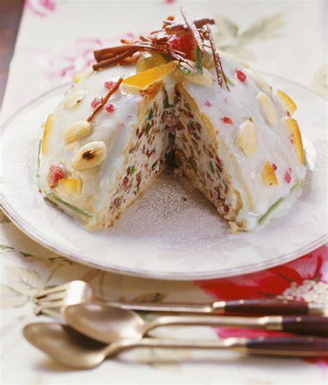 Infografik der Schichten einer Cassata: Biskuit, Ricotta-Creme, Marzipan/Glasur, Dekoration