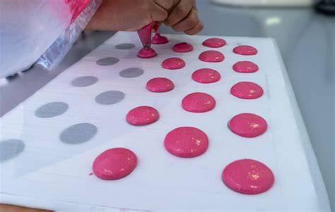 Infografik zur Herstellung von Macarons: Grundzutaten, Arbeitsschritte, Glasur