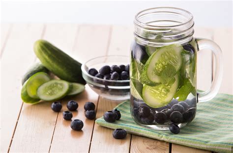 Infused Water Beispiele: Gurke, Minze, Beeren