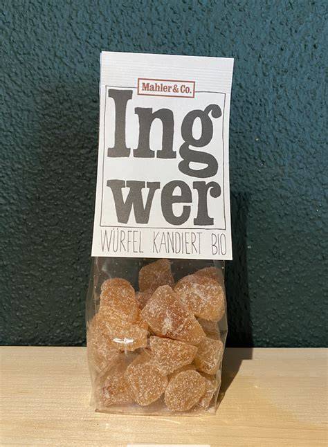 Ingwerwurzel und kandierte Ingwerwürfel auf Backpapier