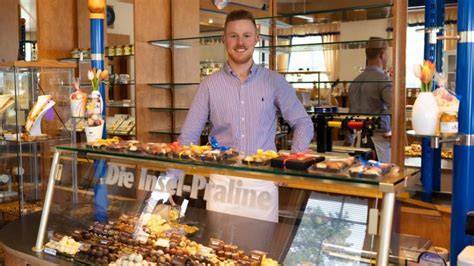 Inhaber Johannes Pyhan mit Pralinen und Café