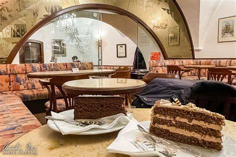 Innenansicht AÏDA Konditorei mit Tortenvitrine