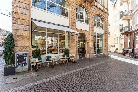 Innenansicht Café Gmeiner in Freiburg: Pralinentheke und Sitzbereich